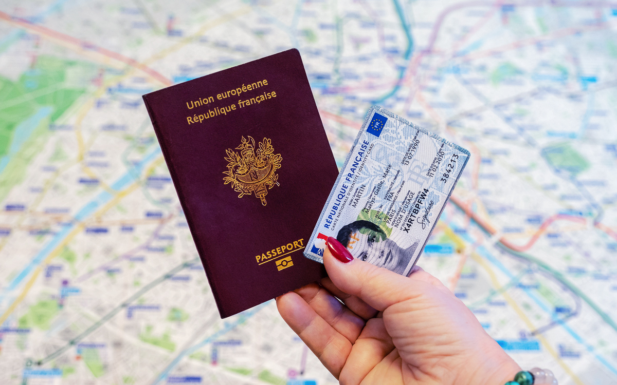 Image avec carte d'identité + passeport